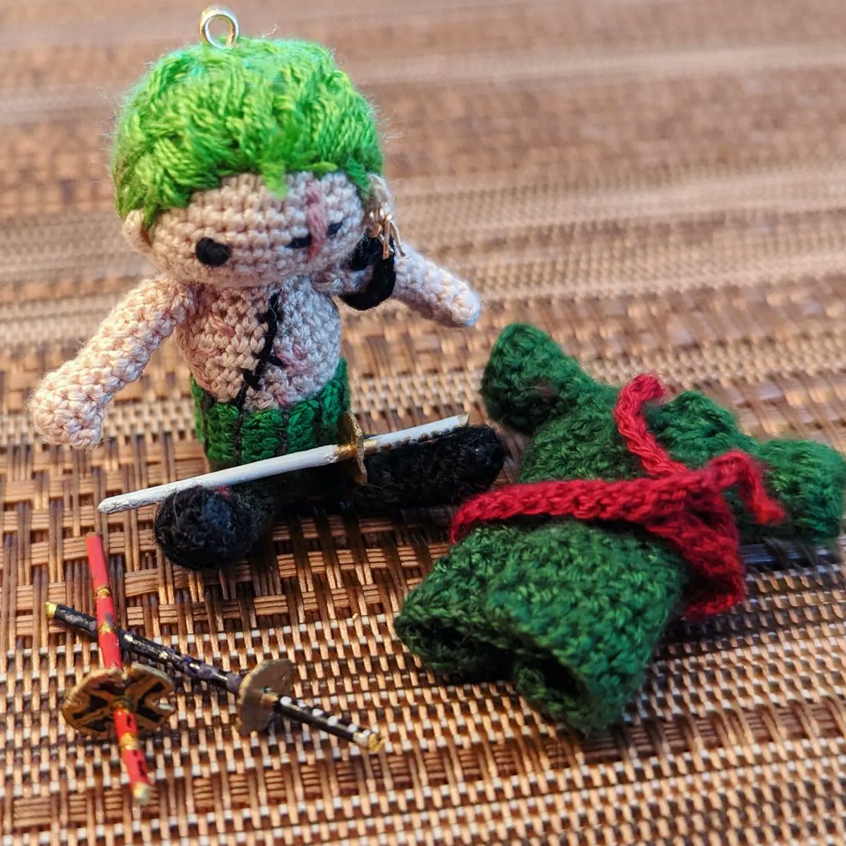 ishxallxyarn's tweet photo. Mini Zoro is finally done 💚💚💚
I am most proud of how his swords came out. My hand holding him for size reference ❤️
#ZoroOnePiece #RoronoaZoro #OnePiece #wadoichimonji #sandaikitetsu #shusui #Amigurumi #microcrochet https://t.co/Lyn2gQKMwB
