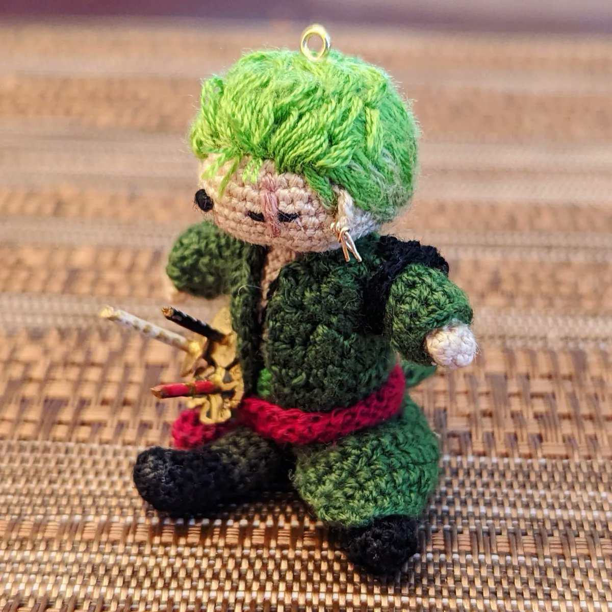 ishxallxyarn's tweet photo. Mini Zoro is finally done 💚💚💚
I am most proud of how his swords came out. My hand holding him for size reference ❤️
#ZoroOnePiece #RoronoaZoro #OnePiece #wadoichimonji #sandaikitetsu #shusui #Amigurumi #microcrochet https://t.co/Lyn2gQKMwB