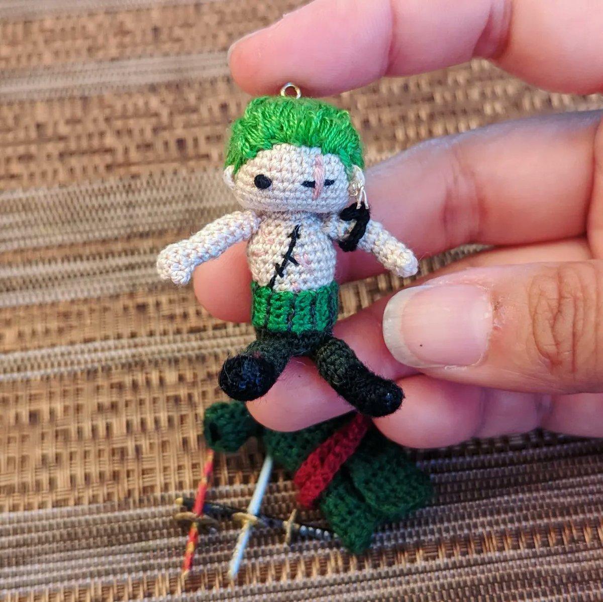 ishxallxyarn's tweet photo. Mini Zoro is finally done 💚💚💚
I am most proud of how his swords came out. My hand holding him for size reference ❤️
#ZoroOnePiece #RoronoaZoro #OnePiece #wadoichimonji #sandaikitetsu #shusui #Amigurumi #microcrochet https://t.co/Lyn2gQKMwB