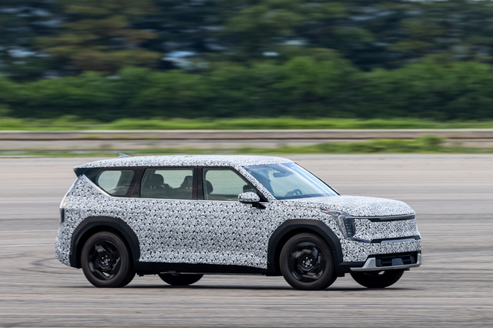 kiaaustralia's tweet photo. Wearing camo couldn’t hide its presence. The first ever EV9 spotted testing. Unveiling in 2023. 

Learn more: https://t.co/RADnvvTPat

#KiaEV9 #ComingSoon https://t.co/Kk3Ygyejos