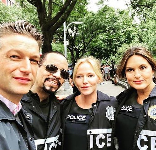 seIinameyer's tweet photo. here’s to our svu core four for over a decade https://t.co/TR5ly8neZt