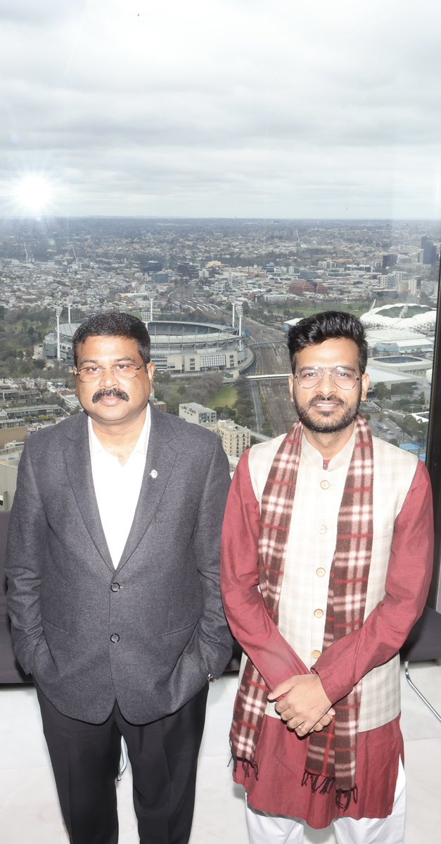meDevendraSingh's tweet photo. Hosted @dpradhanbjp and @VohraManpreet in Melbourne. 

Their words of encouragement to the students to contribute back to India (Land of Opportunities) will pave a way for our country to become a knowledge powerhouse. 

@ausgov @VicGovAu @Global_Vic @studymelbourne 
#IndiaAt75 https://t.co/tLEpuqYXUt