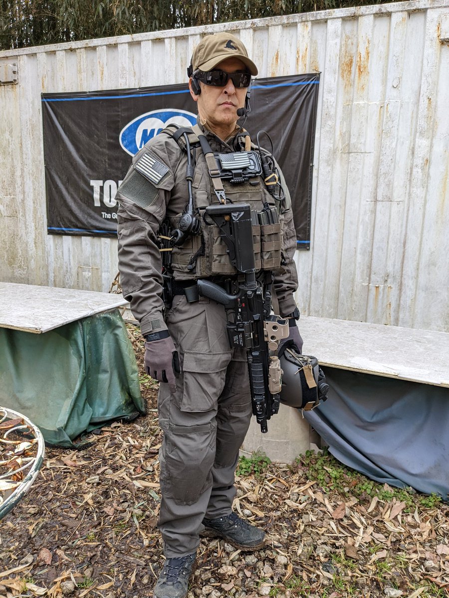 lockon_s77's tweet photo. ARCHIVES④
MAS GREY装備で油田を守ってます😜
右側
上下Blue Water Defence
LBT6094AUW
左側2枚
上下Crye typeタイプ
LBT 6094AQRC
#Seals
#MasGrey
#VBSS https://t.co/ZLUFggGOSk