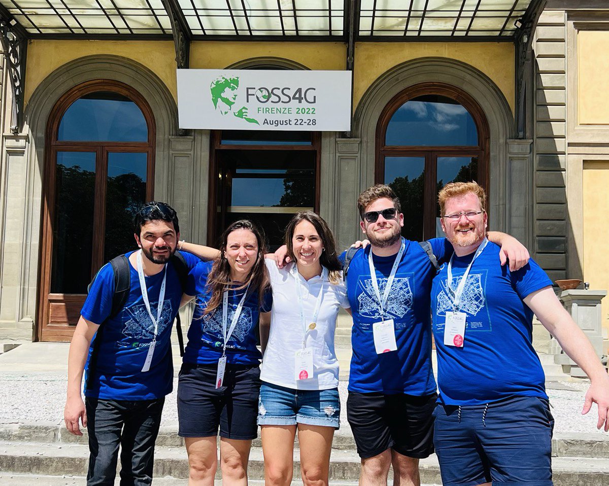 KanTerritoryIT's tweet photo. Hola amigos! Kan Territory &amp; IT sigue participando de @foss4g  en Firenze, Italia!🌎
Les presentamos al equipo que viajó para formar parte de este evento maravilloso! 😍🤩
@SebasOscarLopez @MartinuzziJulia @MaraCarolinaR13 @WShilman @aanthieni https://t.co/hYD1vgYUnJ