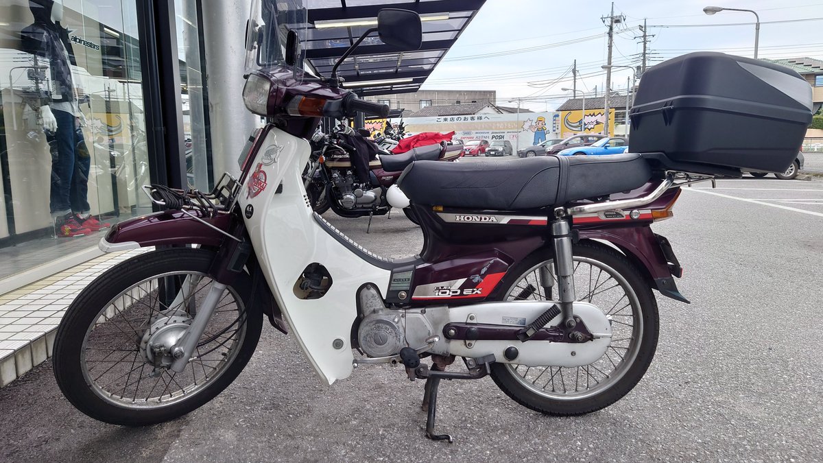 S2000_Falcon's tweet photo. やっぱ、正規品の #リヤキャリア は傾いていないよなぁ。メルカリで買ったリヤキャリアは、やっぱ正規品じゃないんだな。ま、箱が付いただけ良しとしよう。
(*´ω｀*)
#Honda #ホンダ 
#スーパーカブ #Cub100EX #HA05 
https://t.co/QQ6pek8N8T https://t.co/qJZZJQ1vyg