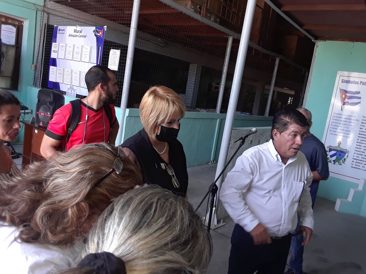 esqjerre's tweet photo. Desarrollado en la Empresa de suministros médicos  de matanzas acto de recibimiento de donaciones de países amigos para las instituciones de salud como oarte de la solidaridad tras el incendio de la base de SUPERTANQUEROS 
#MatancerosEnVictoria
#Matanceros https://t.co/hLsTPZgQoQ