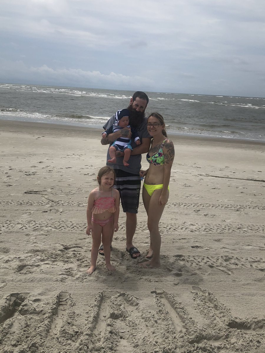 cxra_'s tweet photo. the Hall family vacation ‘22 🌊🦀 https://t.co/EIngDwsL52