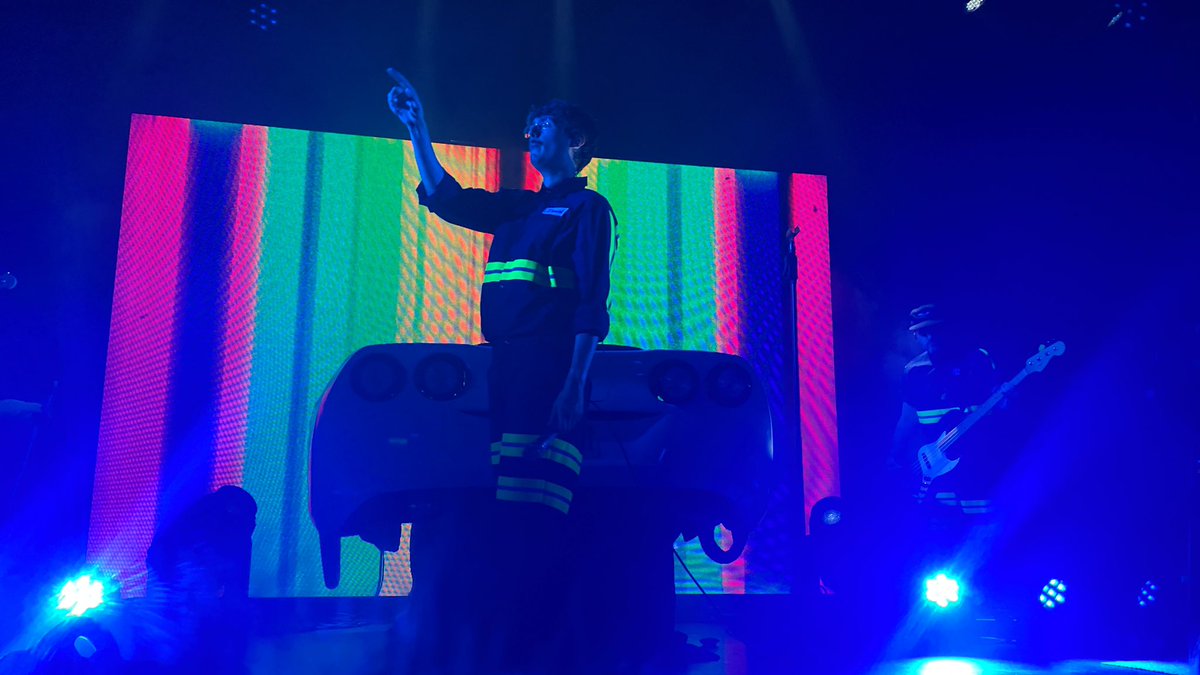 slightlysarcstc's tweet photo. @joywave tonight except it’s only daniel bc i’m too short to see the rest of the band #hellveticatour https://t.co/S0unTms9Yi