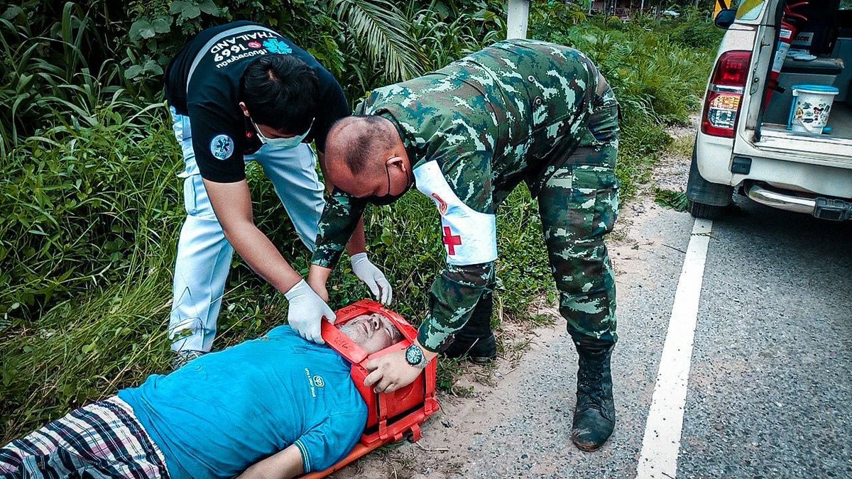 311Ict's tweet photo. "ทหารเป็นที่พึ่งของประชาชนในทุกโอกาส"

🪖ร.8 พัน.1 เข้าช่วยเหลือประชาชนประสบอุบัติเหตุ พร้อมปฐมพยาบาลเบื้องต้น และนำผู้บาดเจ็บส่ง รพ.หนองบัวลำภู ต่อไป 🚑🪖👍

#ทหารมีไว้ทำไม https://t.co/MdKOQOUDO3
