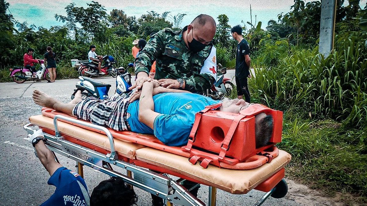 311Ict's tweet photo. "ทหารเป็นที่พึ่งของประชาชนในทุกโอกาส"

🪖ร.8 พัน.1 เข้าช่วยเหลือประชาชนประสบอุบัติเหตุ พร้อมปฐมพยาบาลเบื้องต้น และนำผู้บาดเจ็บส่ง รพ.หนองบัวลำภู ต่อไป 🚑🪖👍

#ทหารมีไว้ทำไม https://t.co/MdKOQOUDO3