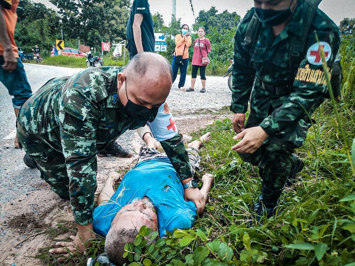311Ict's tweet photo. "ทหารเป็นที่พึ่งของประชาชนในทุกโอกาส"

🪖ร.8 พัน.1 เข้าช่วยเหลือประชาชนประสบอุบัติเหตุ พร้อมปฐมพยาบาลเบื้องต้น และนำผู้บาดเจ็บส่ง รพ.หนองบัวลำภู ต่อไป 🚑🪖👍

#ทหารมีไว้ทำไม https://t.co/MdKOQOUDO3