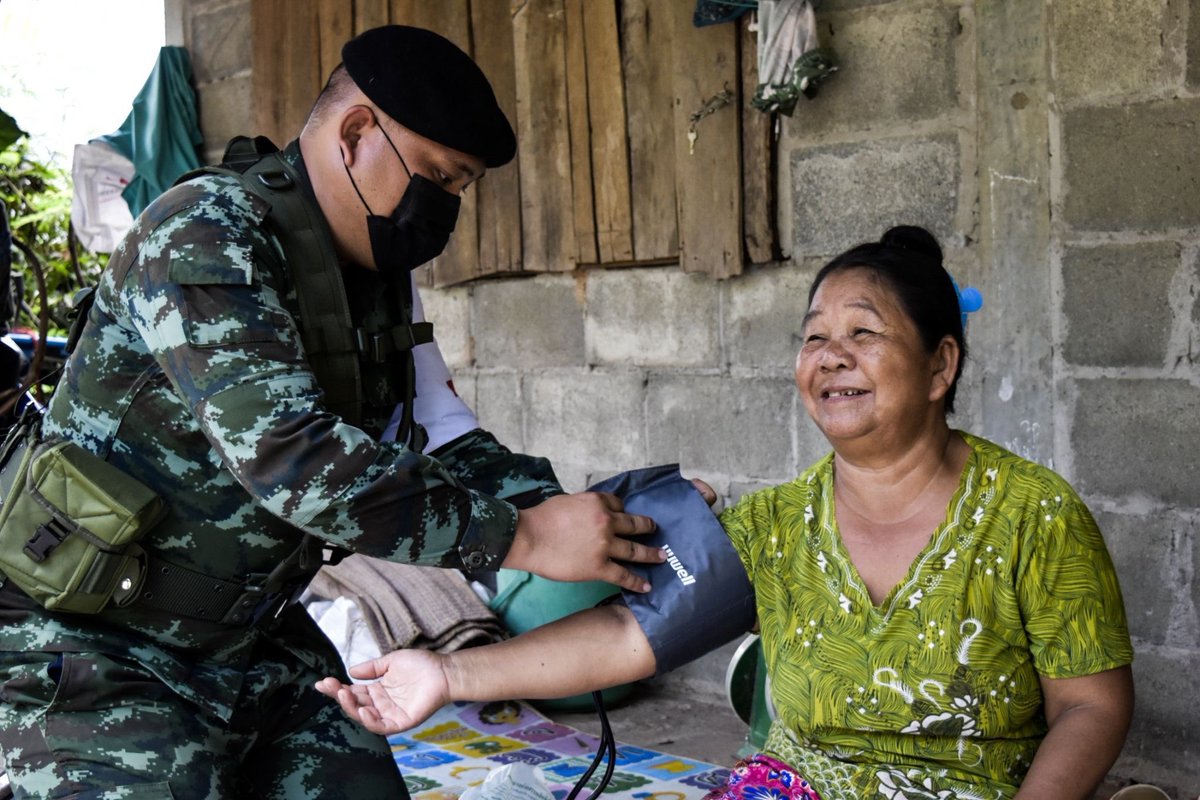 311Ict's tweet photo. 🤝ความห่วยใยถึงหมู่บ้านใกล้พื้นที่การฝึก🇹🇭🚑👨🏻‍⚕️

💂🏻ร.8 พัน.1 จัดชุด “หมอเดินเท้า” ลงพื้นที่ดูแลพี่น้องประชาชนผู้สูงอายุ ในพื้นที่การฝึกเป็นหน่วยหมู่ ตอน หมวด นอกที่ตั้ง ประจำปี 2565 ณ บ.อ่างบูรพา จ.หนองบัวลำภู

#ทหารมีไว้ทำไม https://t.co/CNqKKteFva