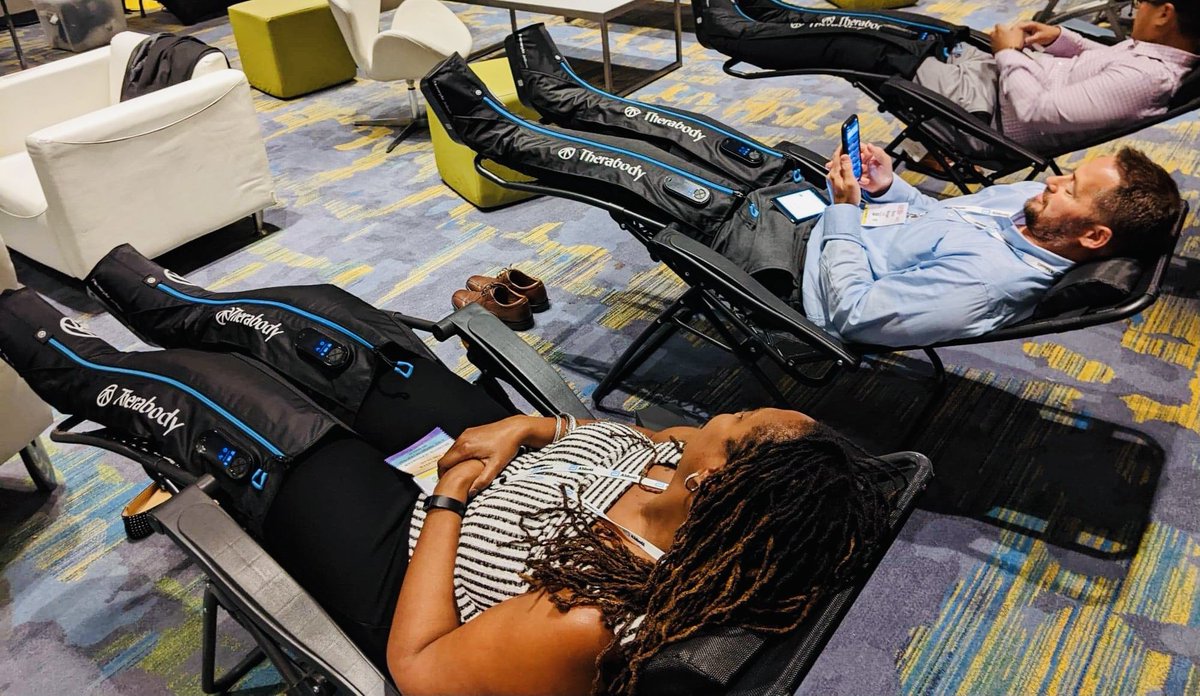 spainyourspace's tweet photo. We've been up to a lot in #chicago traveling around, doing #spa and #wellness events.  Check out the #compressionboots 😄 https://t.co/eUTmMijqdy