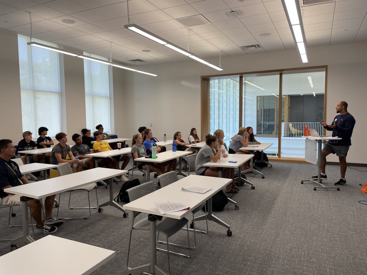 admitforyou's tweet photo. So this happened. The athletics recruitment brown bag lunch for 10th & 11th graders! Thanks to special guest Colleen Kelly. @wpcsports #marketvalue #coachcontact #preread #ncaa https://t.co/kMd9kcp3wk