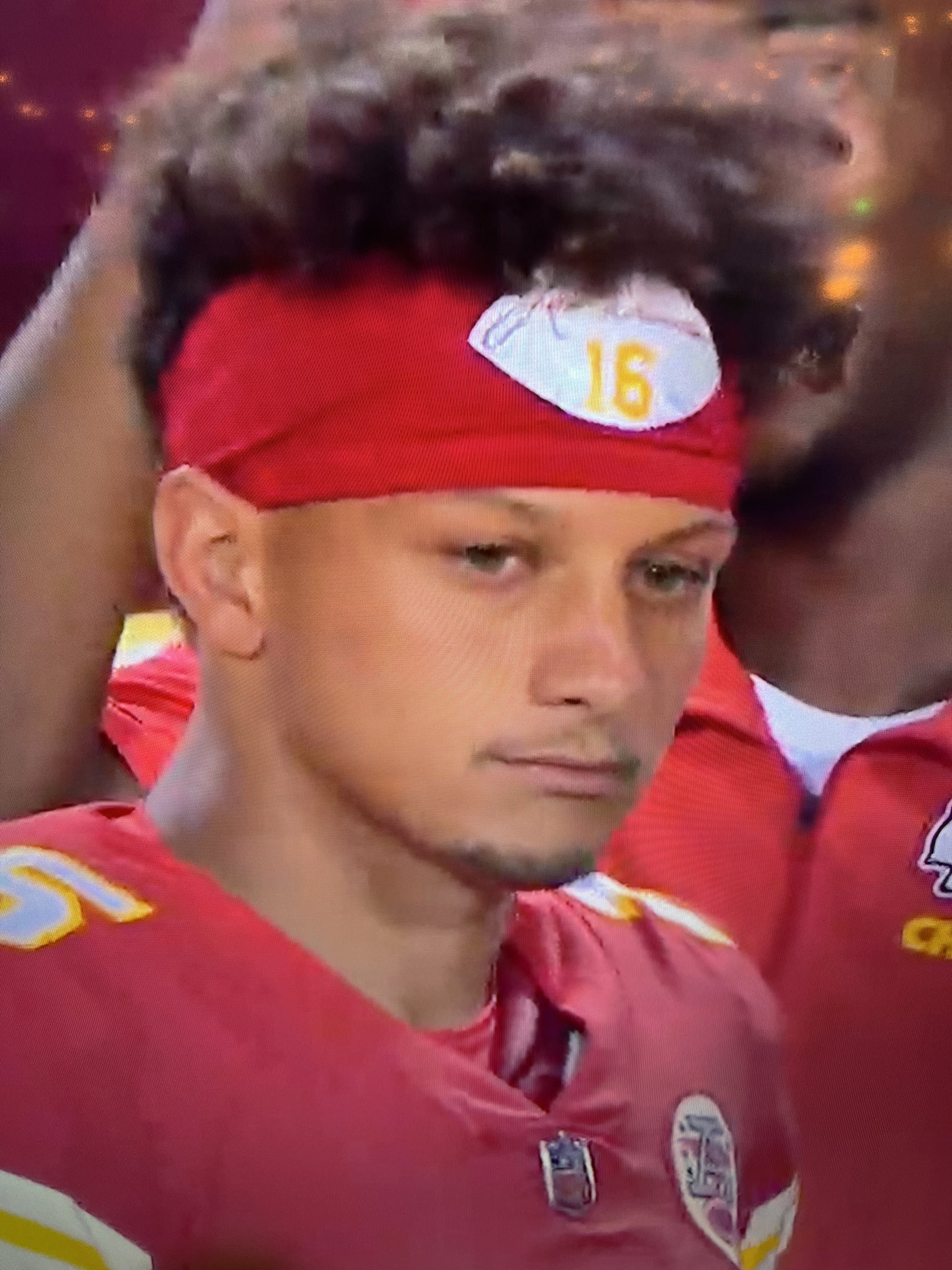 Joshua Brisco on Twitter: "Just noticed that Patrick Mahomes is wearing a different headband tonight. That's #16. https://t.co/ESP5JyoGqq" / Twitter
