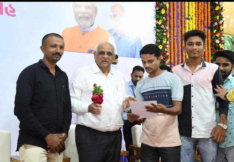 ખરેખર સાહેબ હવે તો હદ થાય,
કેટલા દિવસ આમ એકબીજાને ખો આપશો, <a href="/sanghaviharsh/">Harsh Sanghavi</a> સાહેબ કહે <a href="/CRPaatil/">C R Paatil</a> ને મળો,પાટીલ સાહેબ કહે <a href="/CMOGuj/">CMO Gujarat</a> ને મળો,CM સાહેબ કહે ગૃહ વિભાગનો પ્રશ્ન છે મળી જશે, હજી કેટલા દિવસ સાંત્વના આપશો.
#મને_ન્યાય_કોણ_આપશે_LRD_Male_2485
#હું_તો_લડીશ_મારા_હક_માટે_LRD_MALE_2485