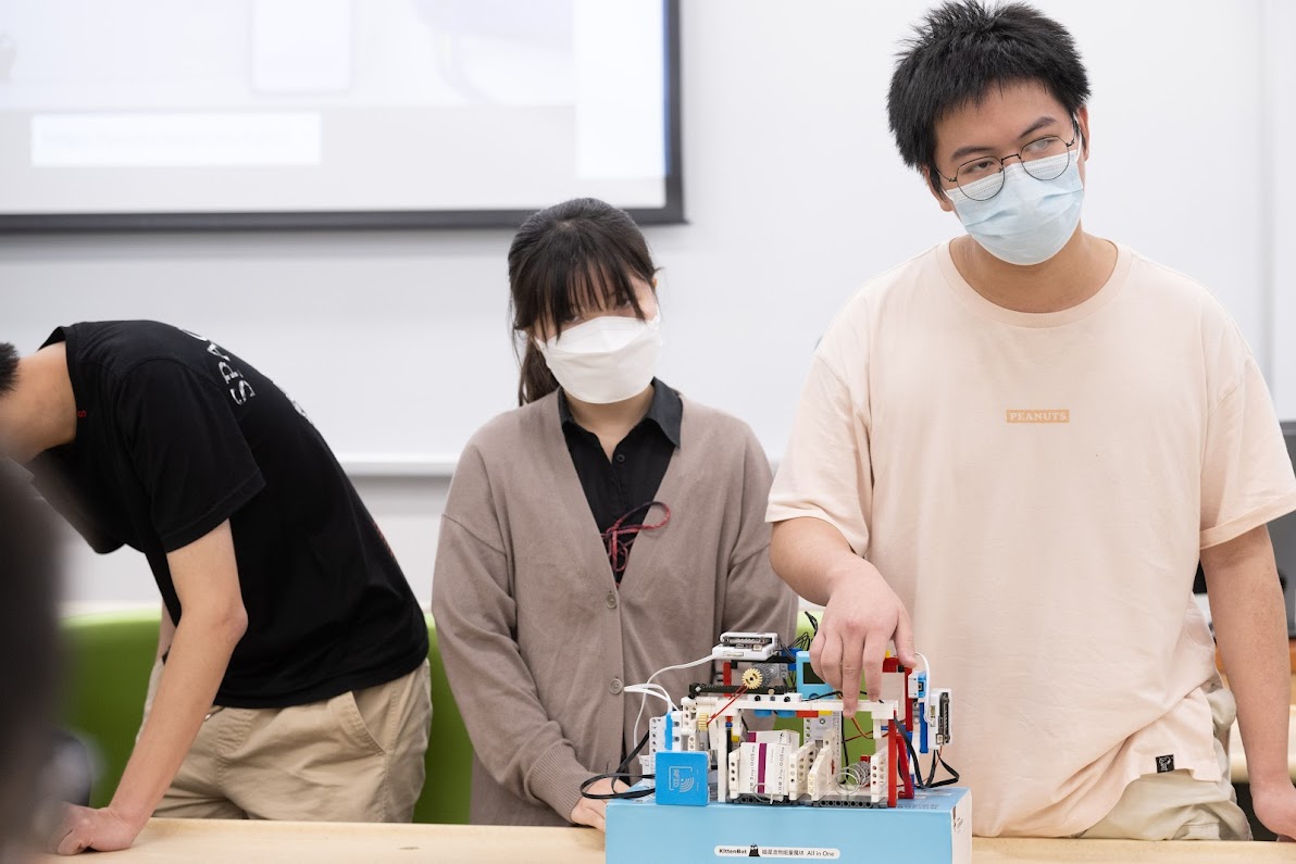 ahfchow's tweet photo. We recently organized a series of #STEM workshops under the #CityU #CENG Bright Future Engineering Talent Hub to promote engineering to secondary school students. #engineering #education #smartcity see details in: https://t.co/LVvGbI0rFv https://t.co/EspyTJptKK