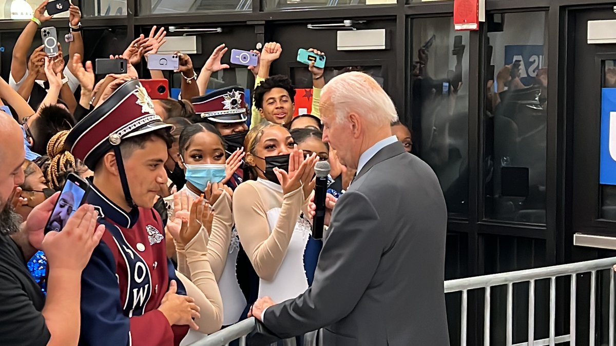 pgcps's tweet photo. So exciting! Surprise meet-and-greet with @POTUS for Bowie High School matching band students and staff! #PGCPSProud 🇺🇸 https://t.co/9Y42aEk56K