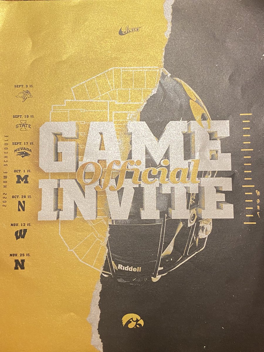 LeviDaniel__23's tweet photo. Excited to be in Kinnick! 🟡⚫️@TylerBarnesIOWA @HawkeyeFootball https://t.co/UfHo4qgcZG