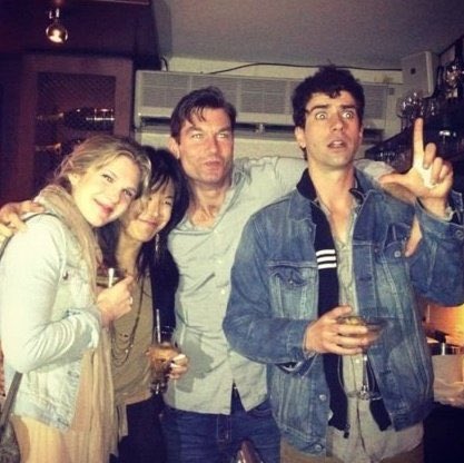 rawrfeld's tweet photo. nossos papis votam 13 @lvrszrock !!! https://t.co/CMuwrhZvlu