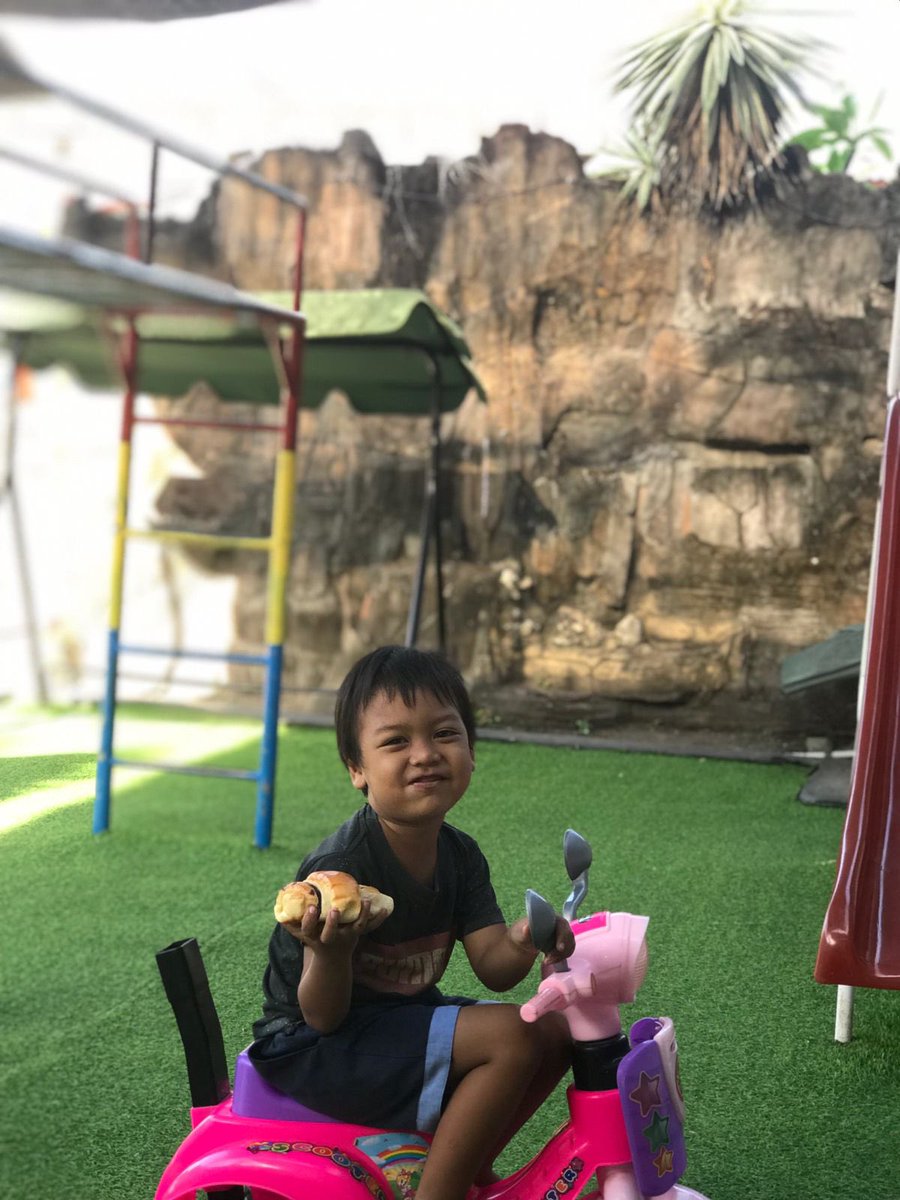 SOS_Bali's tweet photo. Another day of happy children with their healthy food 🥰 #SOS #Bali #ZeroWaste #ZeroHungry #HelpingHands #CareShare https://t.co/tVOUZ4IUvN