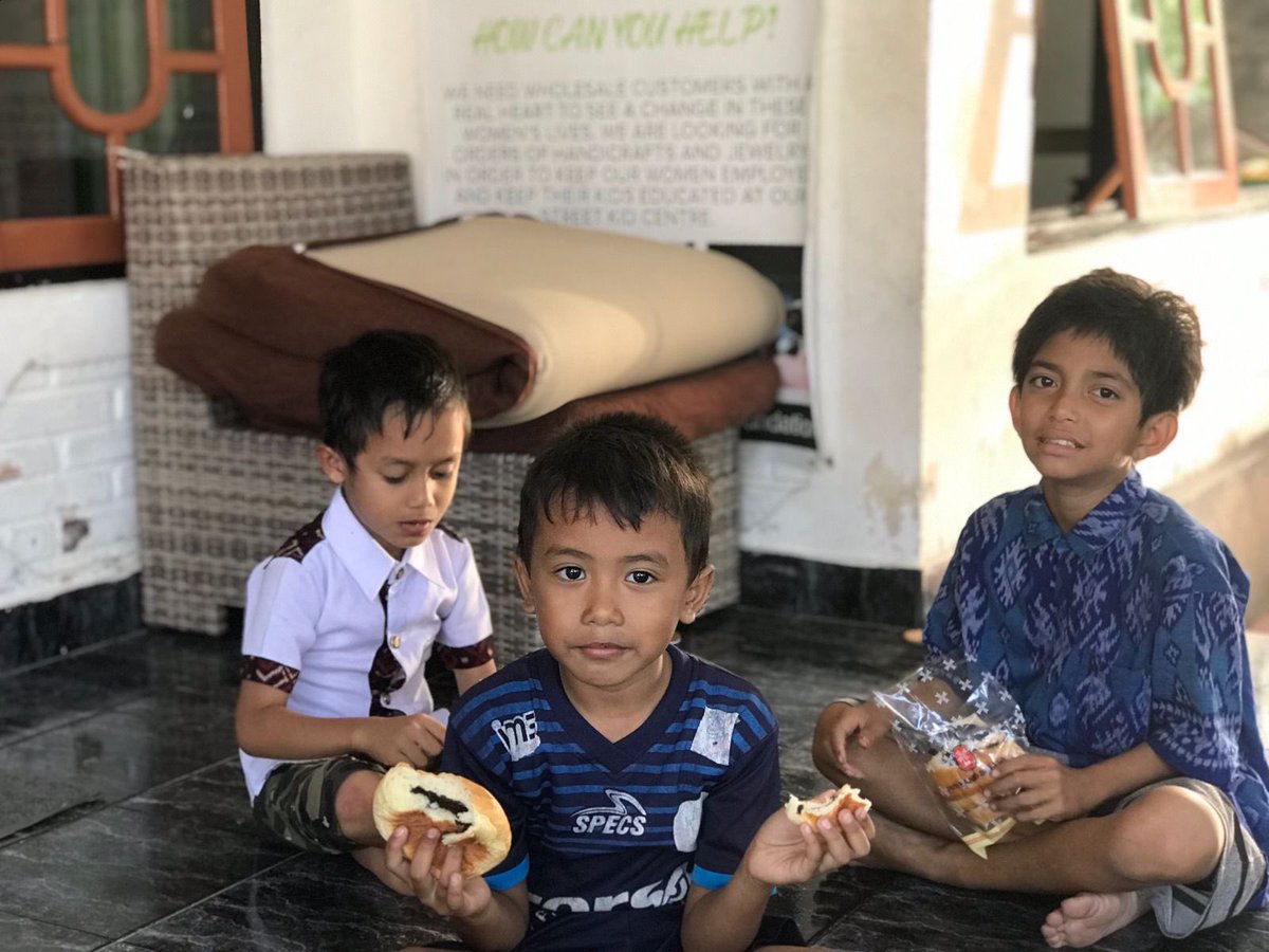 SOS_Bali's tweet photo. Another day of happy children with their healthy food 🥰 #SOS #Bali #ZeroWaste #ZeroHungry #HelpingHands #CareShare https://t.co/tVOUZ4IUvN