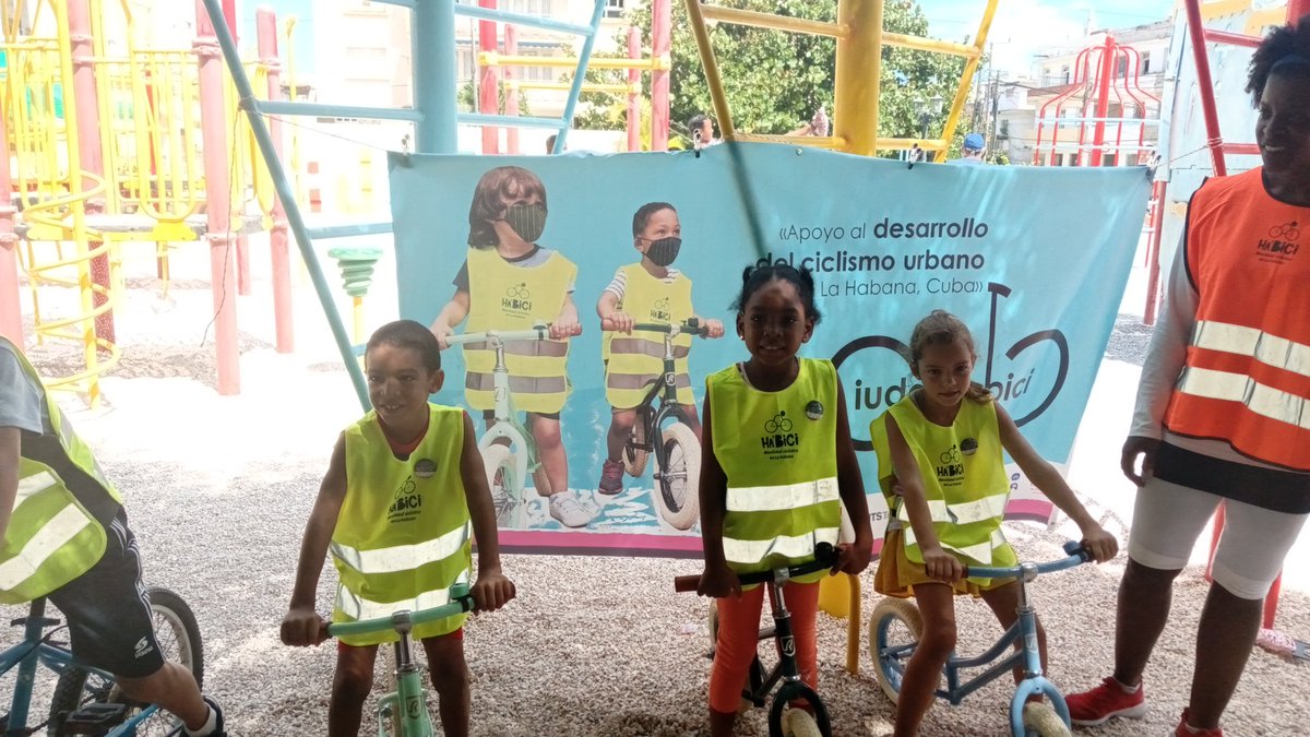 ComunidadMedio's tweet photo. Nuevo Festival de juegos infantiles en bicicletas de balance se realizó en el parque infantil de Calzada y F, en el Vedado; lugar que acoge al Proyecto HABITAT. Varias entidades se unieron para lograrlo: TercerParaíso, @LaMina, @veloencuba y @ComunidadMedio.

 #ciclismourbano https://t.co/Sfmfm4NNU0