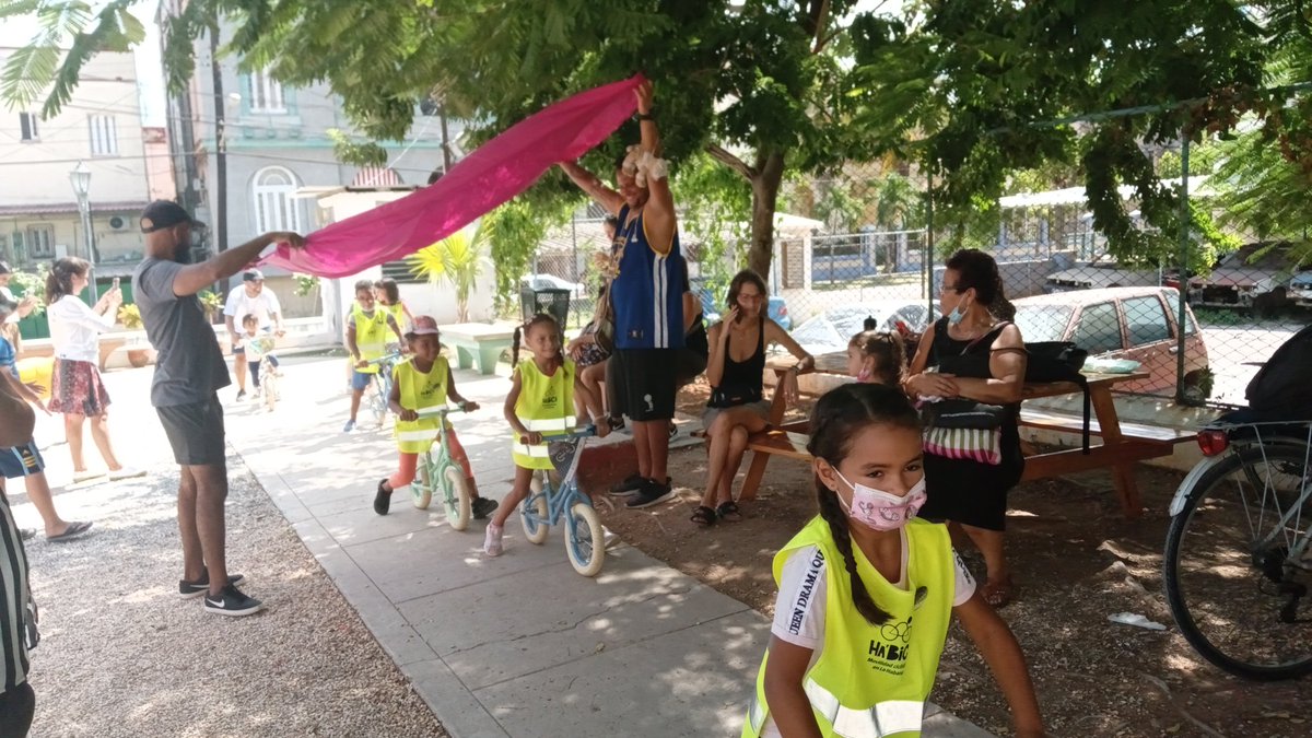 ComunidadMedio's tweet photo. Nuevo Festival de juegos infantiles en bicicletas de balance se realizó en el parque infantil de Calzada y F, en el Vedado; lugar que acoge al Proyecto HABITAT. Varias entidades se unieron para lograrlo: TercerParaíso, @LaMina, @veloencuba y @ComunidadMedio.

 #ciclismourbano https://t.co/Sfmfm4NNU0