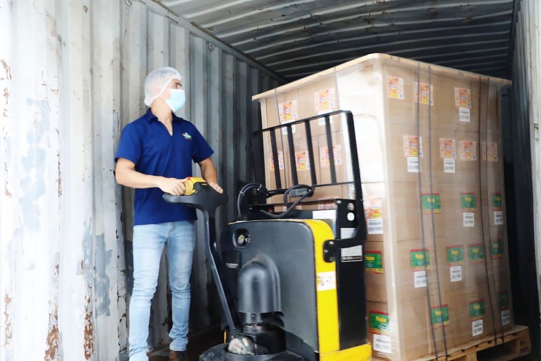 MICIPMA's tweet photo. ¡De Panamá a Curazao 🇵🇦🇨🇼! La empresa @Proluxsa concretiza su primer envío a la isla caribeña con un contenedor de 20 pies de productos de limpieza, variedades de salsas y vinagres. https://t.co/RN7bwxBWuC