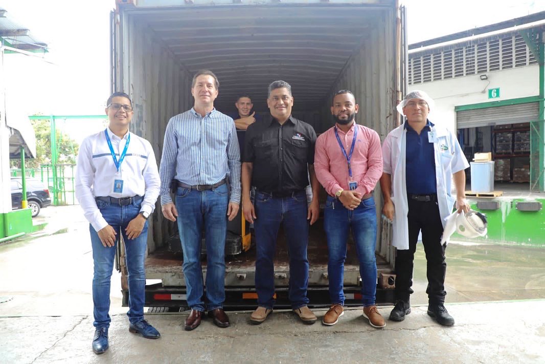 MICIPMA's tweet photo. ¡De Panamá a Curazao 🇵🇦🇨🇼! La empresa @Proluxsa concretiza su primer envío a la isla caribeña con un contenedor de 20 pies de productos de limpieza, variedades de salsas y vinagres. https://t.co/RN7bwxBWuC