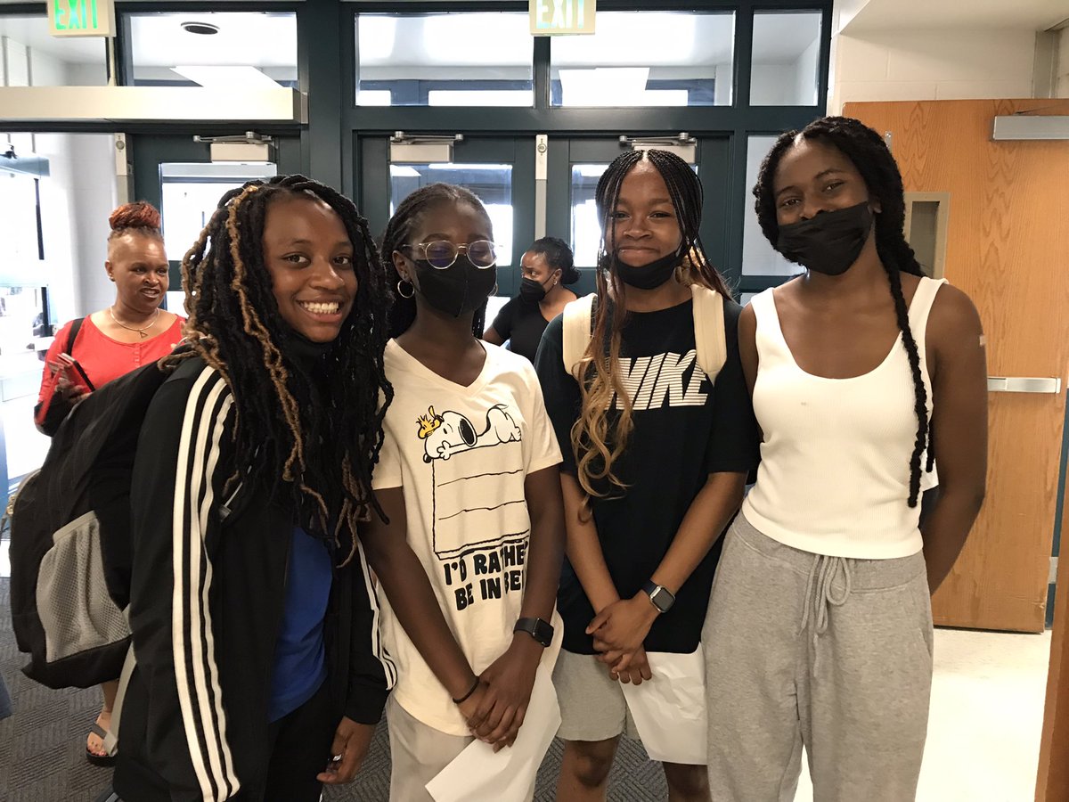 hcpss_mhms's tweet photo. Tonight’s Open House was amazing. Such positive energy and excitement for the start of the school year. #BelieveBelongBecome https://t.co/5MW1xwjVlU