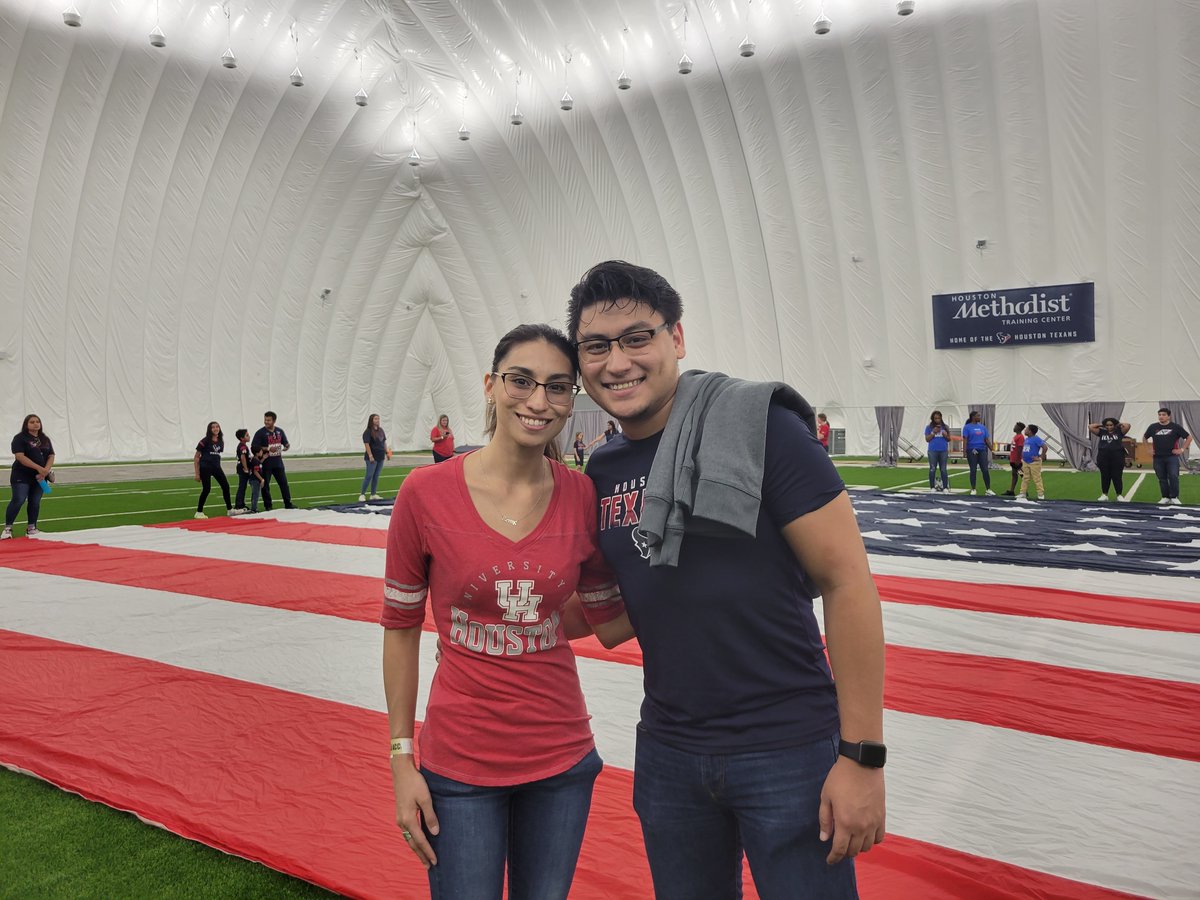 SPerezGill's tweet photo. Some of our @UH_ACES  Cougar Tutors got to hold the flag during the National Anthem at tonight's @HoustonTexans game. #GoCoogs https://t.co/iW572Xl8EB