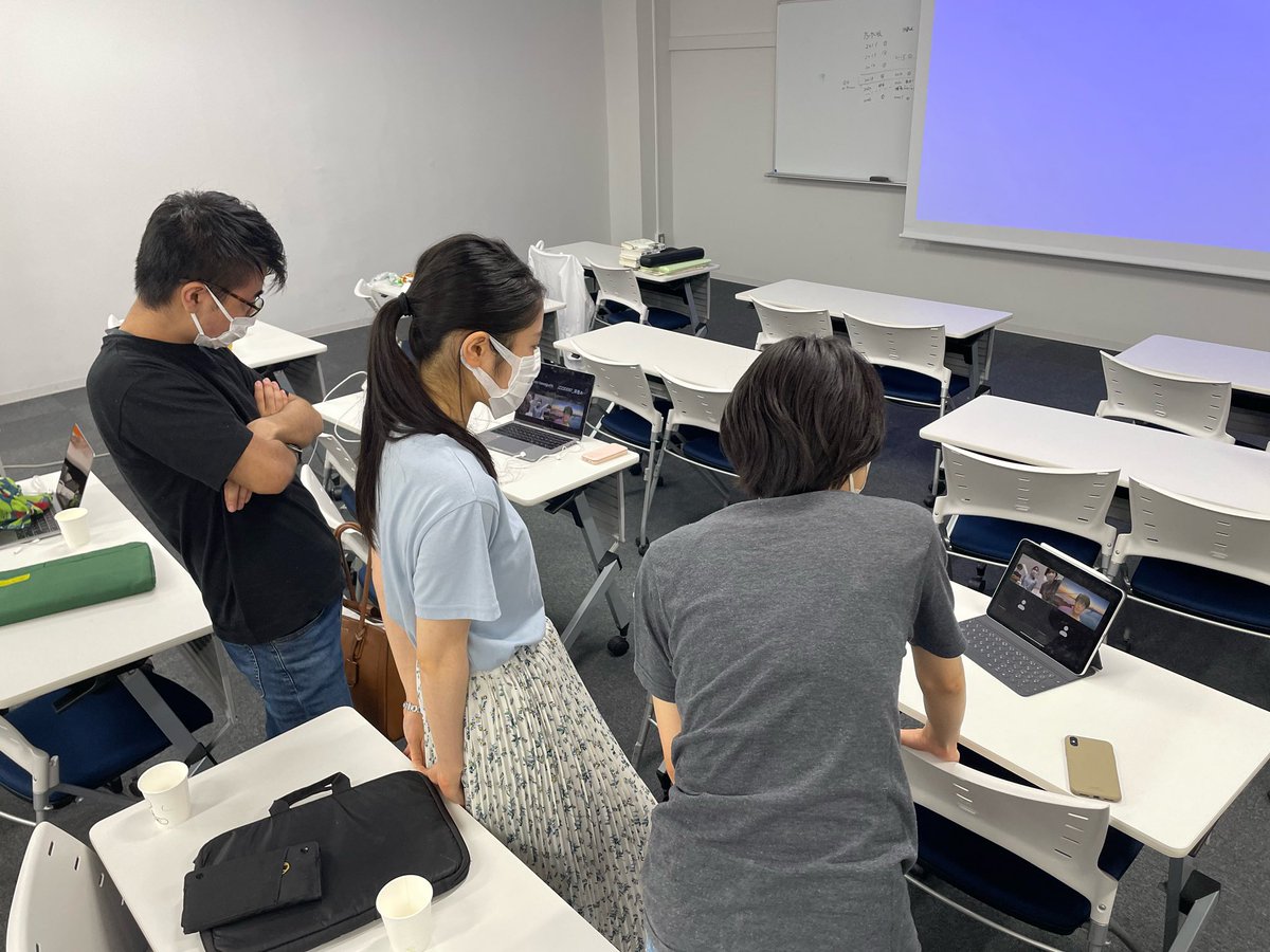 今日は分科会ごとにプレゼン準備を進めておりました。議論を振り返りながらまとめるなかで、新たな疑問が生じたり、結論の出ない議論に陥ったり、意見が変わったりした参加者の姿が見られて興味深い一日でした。
