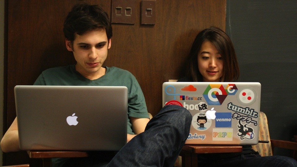 jnrUnderhood's tweet image. В жизни может произойти нестандартная ситуация.

Например, вы можете выиграть в лотерею.

Можете угодить в бассейн с акулами и выжить.

А можете начать встречаться с айтишником(-цей).

Сегодняшний тред - о том, как грамотно строить отношения с ними.

Лайк, ретвит, поехали 👇