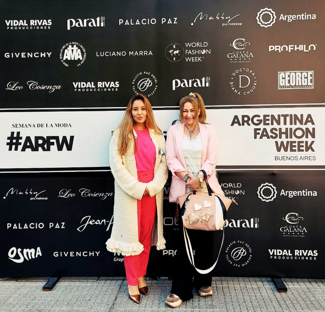 EleoValentini's tweet photo. En el Argentina Fashion Week invitadas por @AleGougy presidente de la Asociación Moda Sostenible Argentina. Es el principal encuentro de moda del país, organizado por Héctor Vidal Rivas asesor de imagen icónico de @mirthalegrand ,en el Palacio Paz. #AMSOAR #ARFW #Moda https://t.co/QCtmyOHMUA
