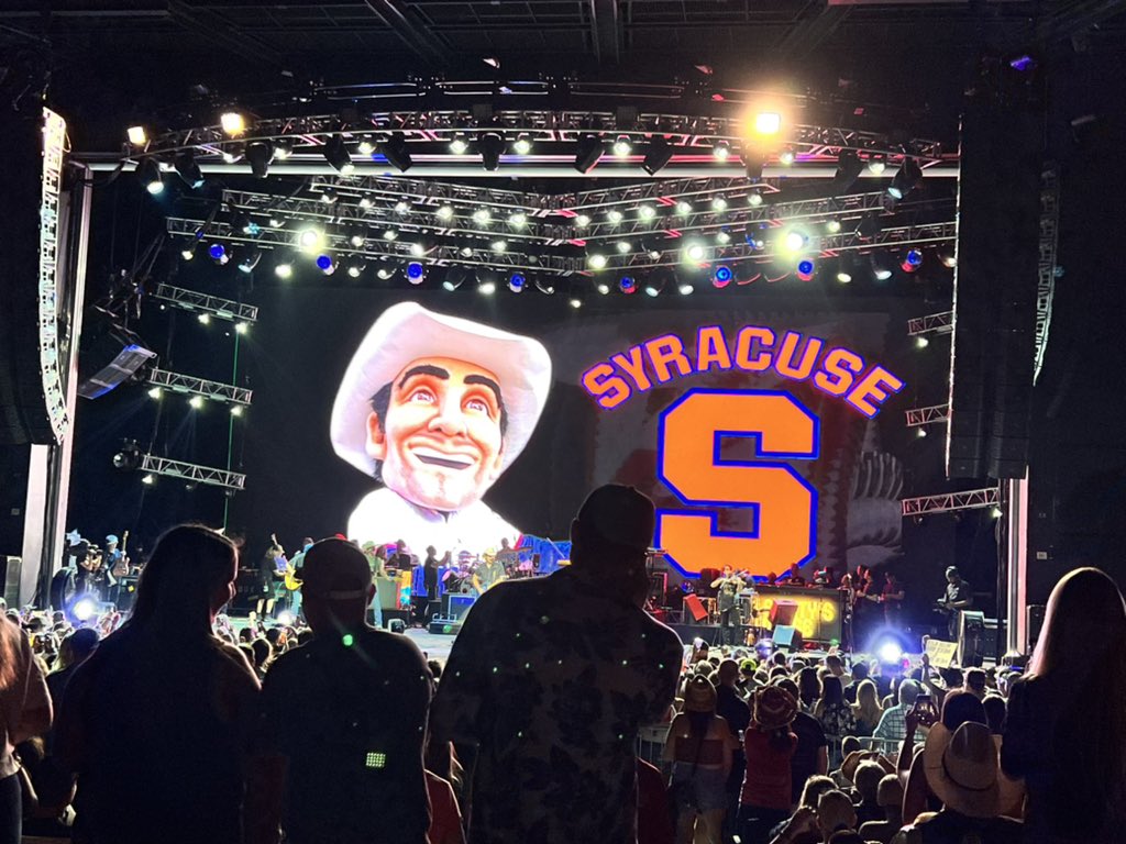 RT @JanaBarnello: Brad Paisley loves Syracuse. https://t.co/hCpneb5WYx