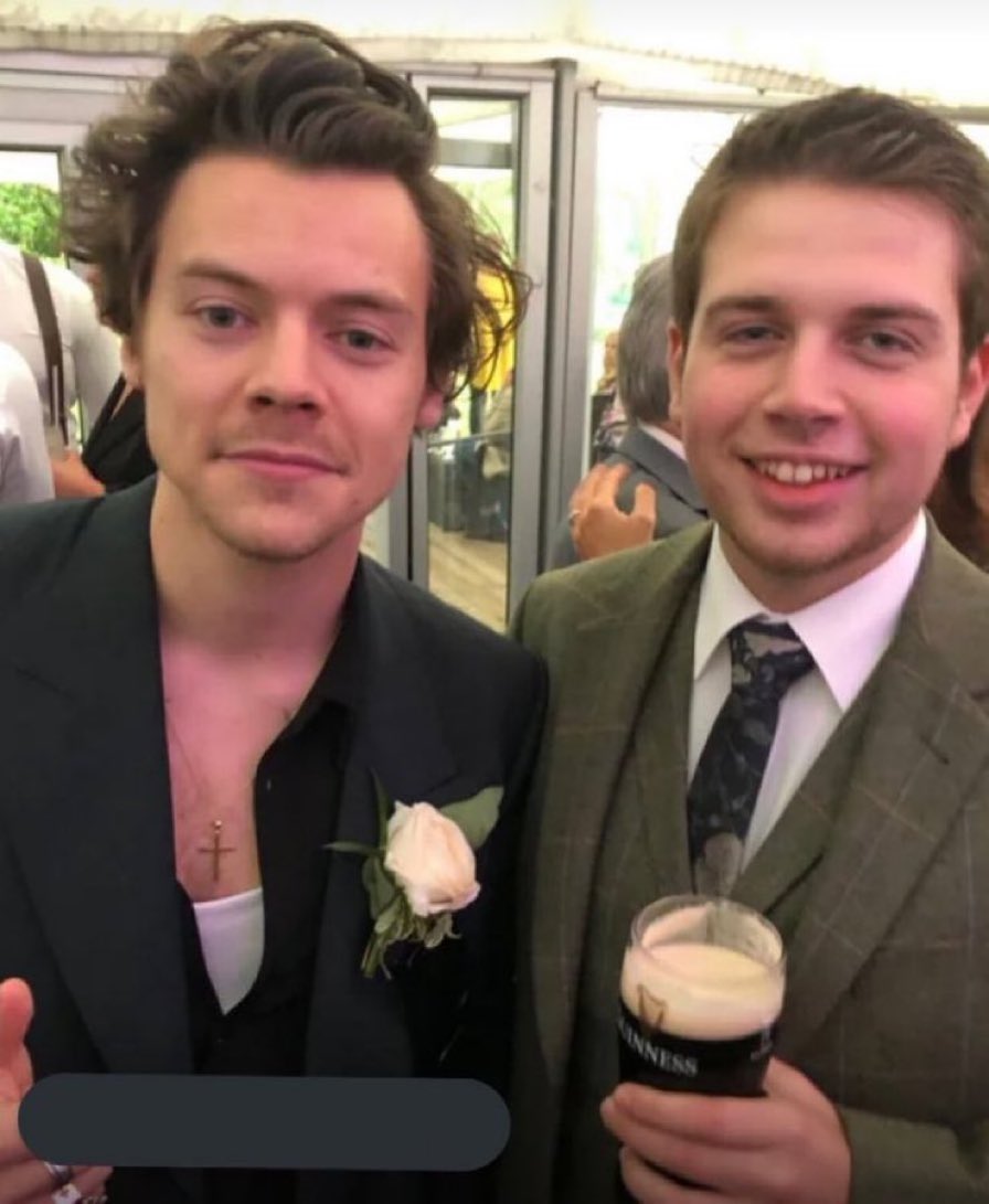 teamhsnews's tweet photo. 📸| Harry en la boda de su hermanastro en 2019. https://t.co/8QgYfk0bQQ