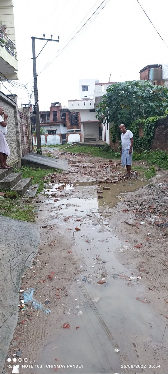 ChinmayPandit14's tweet photo. सड़क कच्ची होने की वजह से हमे कई प्रकार की दिक्कतों का सामना करना पड़ता है। जैसे गाड़ियों के आने जाने में दिक्कते होने ,साथ ही साथ बरसात के समय मे बच्चो को गन्दे पानी से निकलकर स्कूल जाना आदि दिक्कते है। @myogioffice
@PMOIndia @nagarnigamvns
कृप्या हमारी समस्या का समाधान करे🙏 https://t.co/mnmfYx5fTH