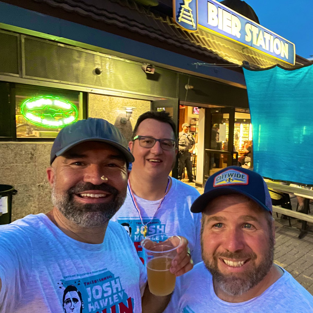 JakesJournal's tweet photo. Amazing night at #JoshHawleyFunRun supporting women’s rights, voting rights, the environment, sensible gun legislation and the LGBTQ+ community - all while having a ton of fun.
Big thanks to @Jeremy_Danner & John and @BierStation for planning it and inviting me to be part of it! https://t.co/rxpD3YYfWt