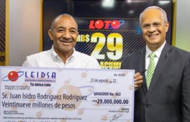 Radio_PlanetX's tweet photo. (Santo Domingo) : Le professeur Juan Isidro Rodríguez Rodríguez est devenu le 402e millionnaire de la loterie électronique internationale dominicaine ( Leidsa ), en remportant 29 millions de pesos lors du tirage correspondant au samedi 6 août 2022. https://t.co/lawZDOZGQV