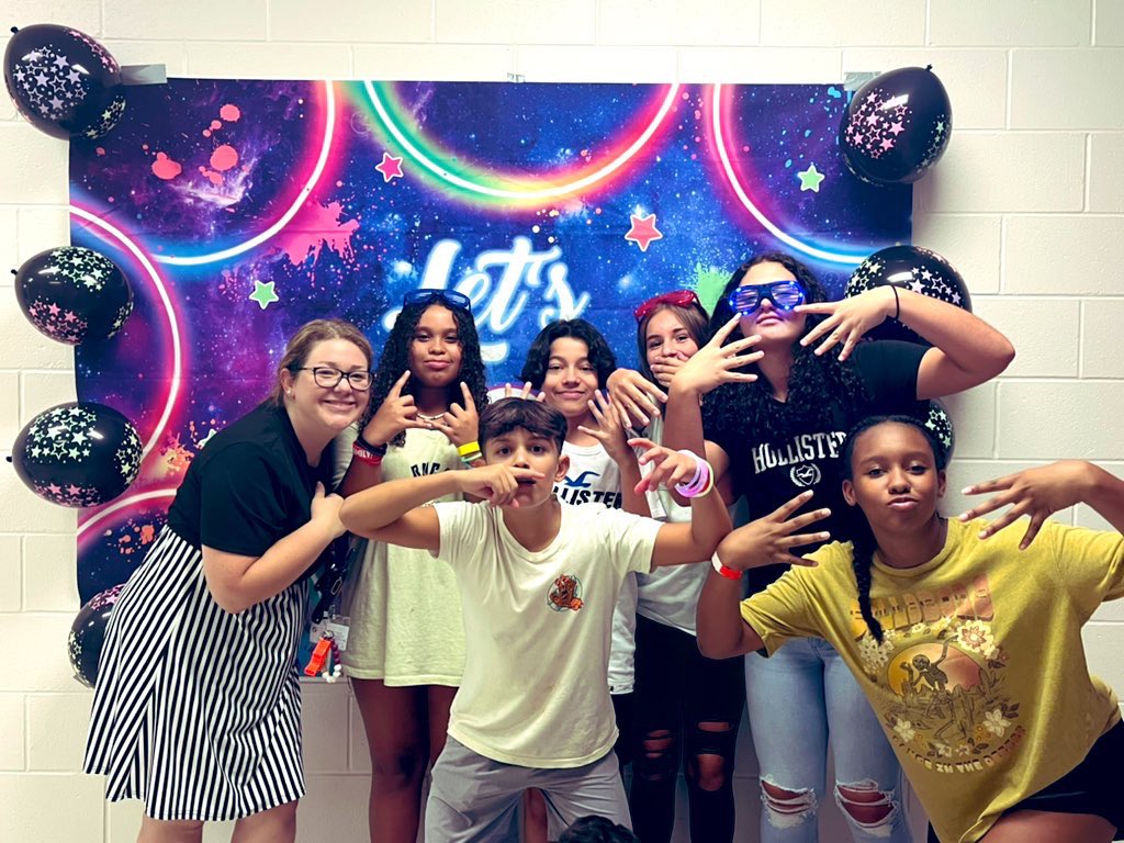 MrsHammondAP's tweet photo. Glow dance @JLMSlonghorns was epic! Some amazing kiddos right here 😊 I love what I do ❤️ https://t.co/BOWQLarIj6