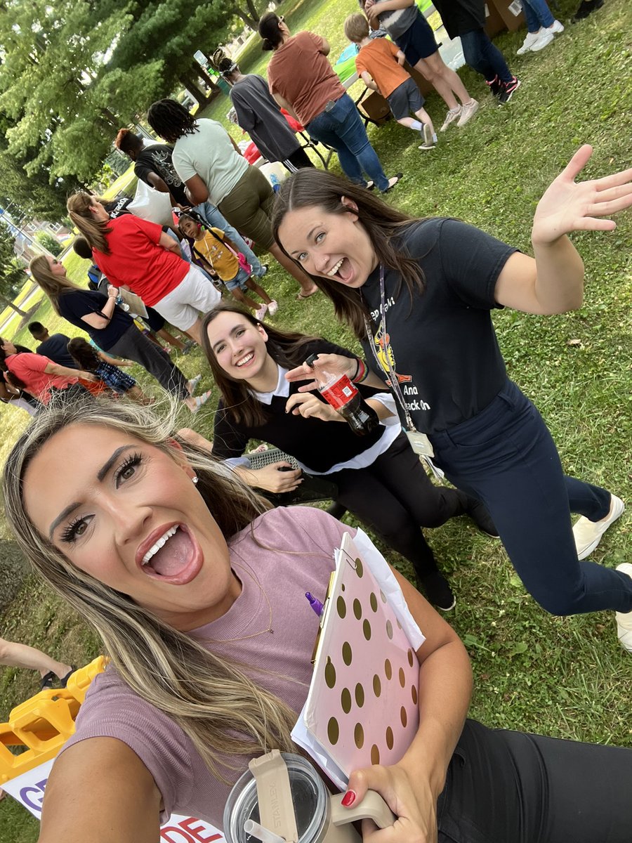 MrsRoberts777's tweet photo. Loved visiting our community and seeing our students!! It’s  the most wonderful time of the year 🎵🦆 ❤️🥰🤗#beginningOfTheSchoolYear @MMoorese @SussexES @JSzymanski301 https://t.co/X9EM5NIeFQ