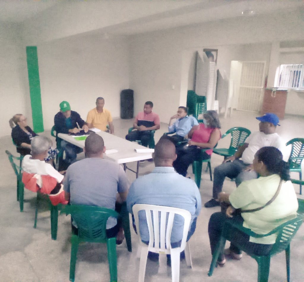 FPSDECIRC_2's tweet photo. La Secretaría de Asuntos Comunitarios realiza reunión para la conformación de equipo y la planificación del plan de trabajo, junto a los cros. #VictorRamirez, Ana Conse dirigida por el cro. #FranklinTamayo #FuerzaDelPueblo en la Circ #2 SDE, #SeguimosCreciendo https://t.co/WnDLG0ImSI