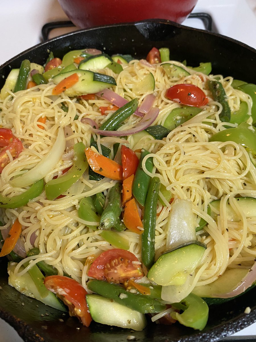CelebChefEva's tweet photo. 🫑🥕🧄🧅🍅Raided Dad’s Garden 🍅🧅🧄🥕🫑
#celebritychefeva #italiansinla #calitalians #westcoastitalians #centanni #navychef #navyvet #navyveteran #culinarycomedy #buonappetito #yummylicious #foodandfunny #cookingshow #evaandjoey #theitaliansofcomedy #angelhairpasta https://t.co/hACLoVAVFk