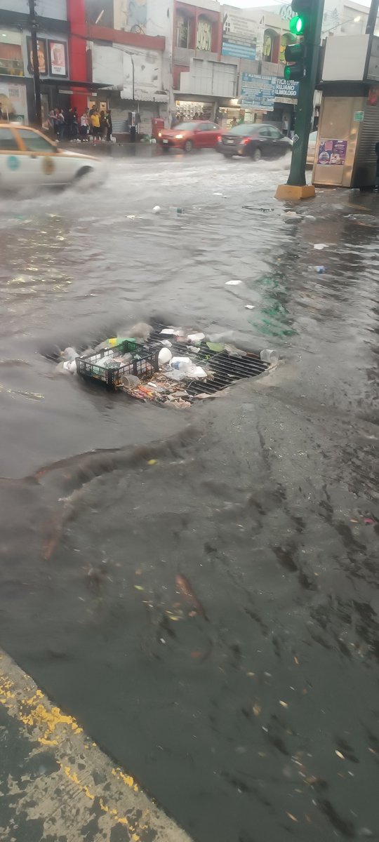 Mark_Herd95's tweet photo. Hoy #NuevoLeon fue bendecido con lluvia pero desgraciadamente las alcantarillas estaban tapadas de basura hagamos conciencia si exigimos también debemos poner de nuestra parte @samuel_garcias mucho ojo #gobernador tenemos que hacer algo por el este #nuevonuevoleon centro de mty https://t.co/JEhWvoNCCH