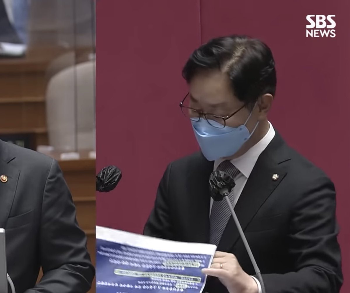 민주당이 한동훈에게 쳐발리는 이유
한동훈의 자료: 본인이 직접 정리한 필기. 전문적 지식. 경청. 논리

박범계의 자료: 바탕이 퍼런색 글씨가 흰색 출력물(아까운 세금) . 남의말 안듣기. 무논리