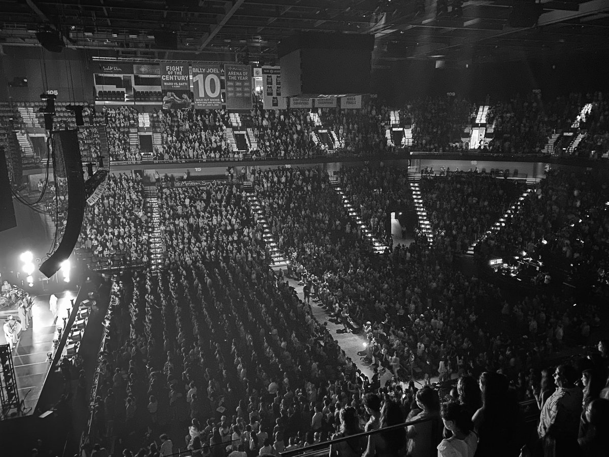 KayKanakry's tweet photo. a full house tonight @MoheganSun for @lorde #SolarPowerTour ☀️ #Lorde was set to be in #uncasville in April &amp; her #fans were ready when she rescheduled 🎶 #SoldOut https://t.co/PrtVATig2X