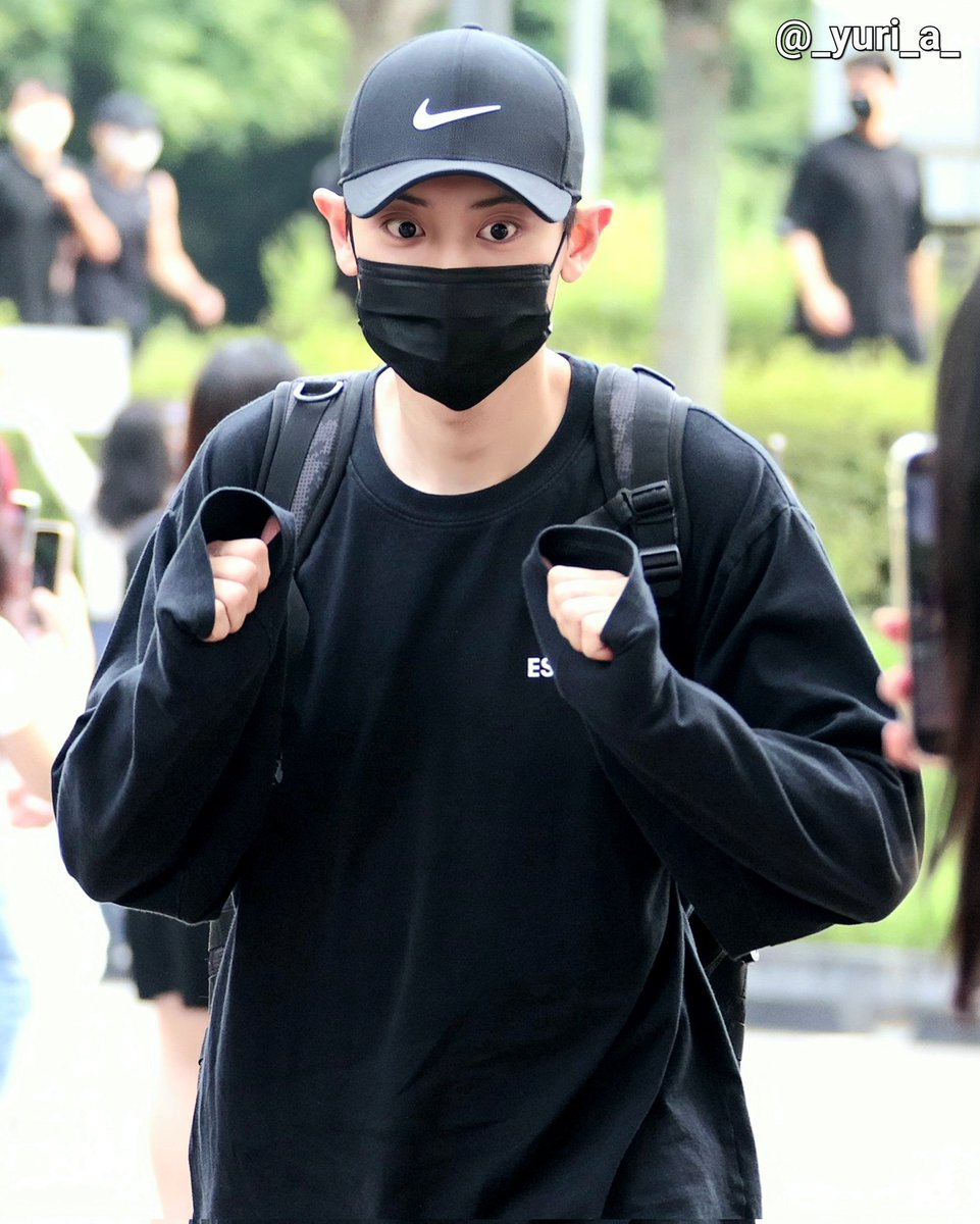 _yuri_a_'s tweet photo. 220826 블루헬멧 메이사의 노래 찬열 출근 pic https://t.co/QxQ9nxGLvP