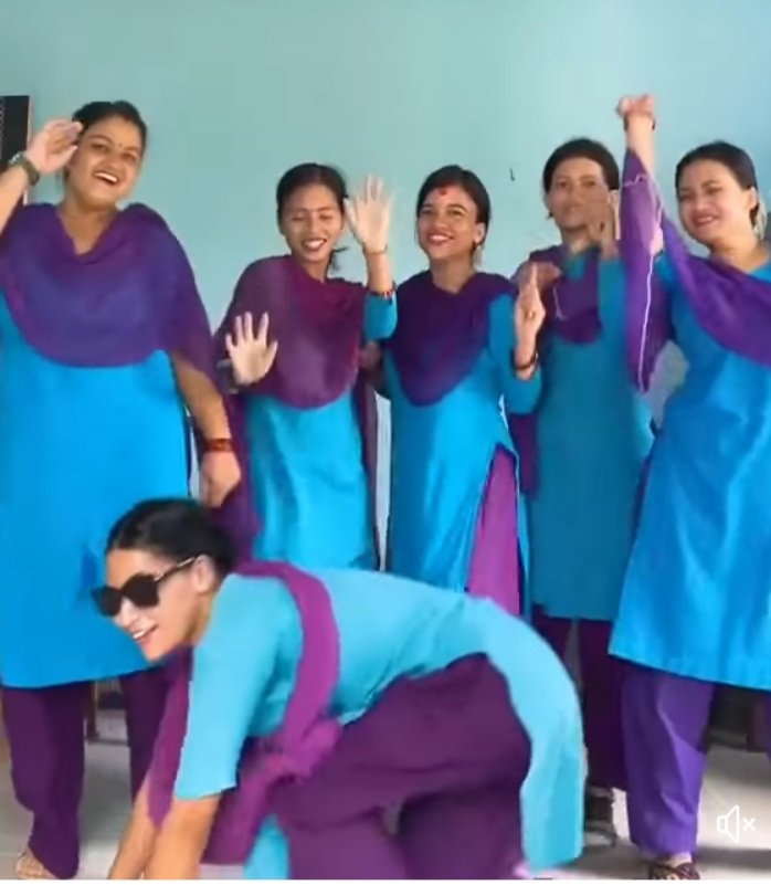 pushpakc29's tweet photo. अहिले भाइरल भइरहेकाे `Quick dance step´ कै कारण बंबई गाउँ पालिकाकामा कार्यरत स्वास्थ्यकर्मीलाई अपराधिकरण गर्न ठूलाे तप्का नै यसरी लाग्याे कि त्याे टर्चरकै कारण उनीहरूले सार्वजनिक माफि मागे। उनीहरूमाथि निरन्तर चरित्रहत्या गर्नेदेखि अनेक गालीगलाैज बर्सिरहेका छन् । https://t.co/442qaAyHpS