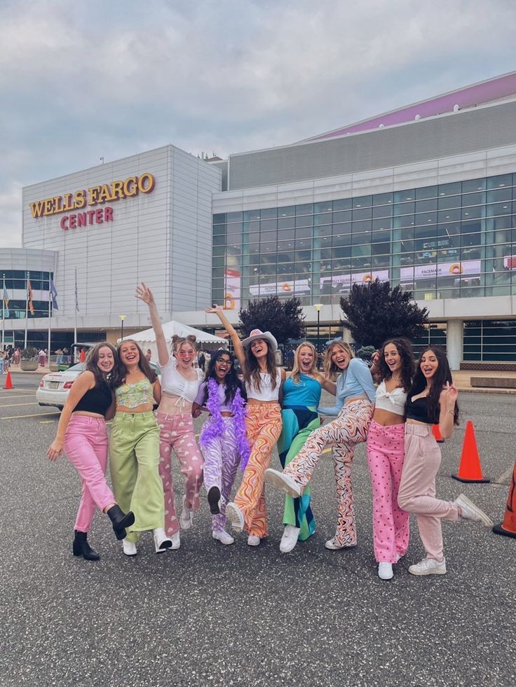 KonnieRaya's tweet photo. Las fans de harry styles en concierto vs Los outfits de nosotras pa los conciertos de los Jonas JAJAJAJAJAJAJ https://t.co/HJUv032q5y